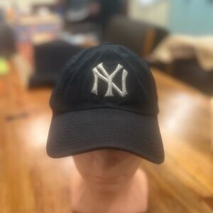 Black adjustable New York Yankees Cap